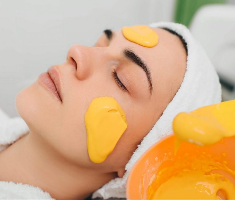 Lee más sobre el artículo 5 tratamientos naturales de  exfoliación facial con naranja para una piel resplandeciente