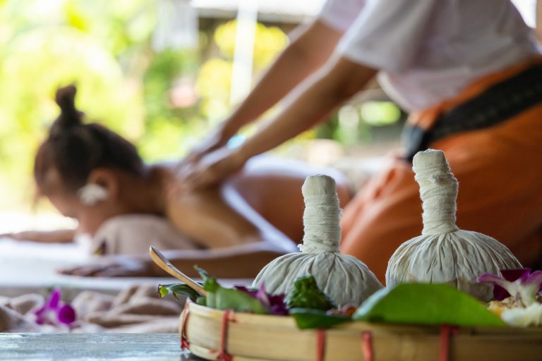 Lee más sobre el artículo ¿Conoces el masaje tailandés Luk Pra Kob?