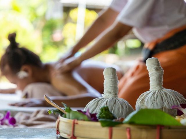 Lee más sobre el artículo ¿Conoces el masaje tailandés Luk Pra Kob?